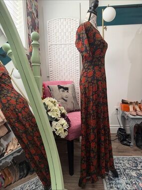 LuLaRoe Black Midi Dress with Red and Olive Floral Print
♥️🛍️